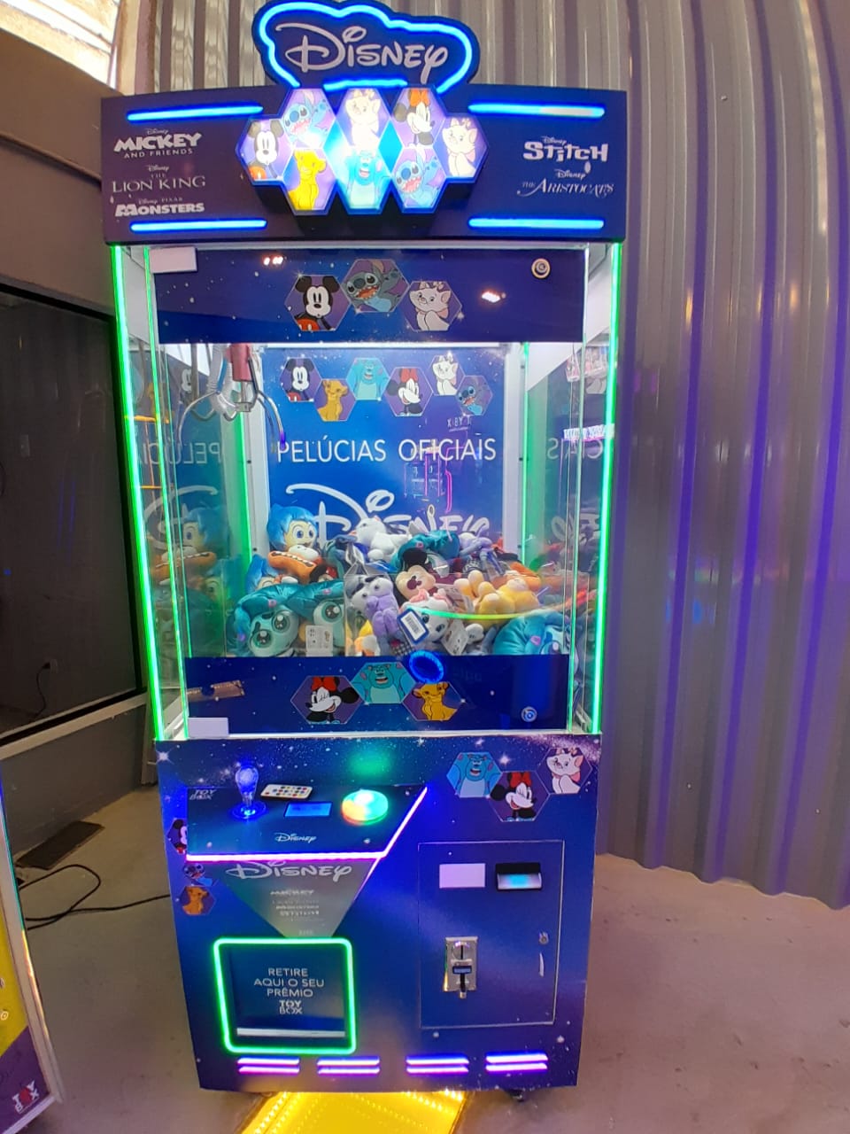 Máquina Real Machines com pelúcias oficiais licenciadas Disney vista em ângulo