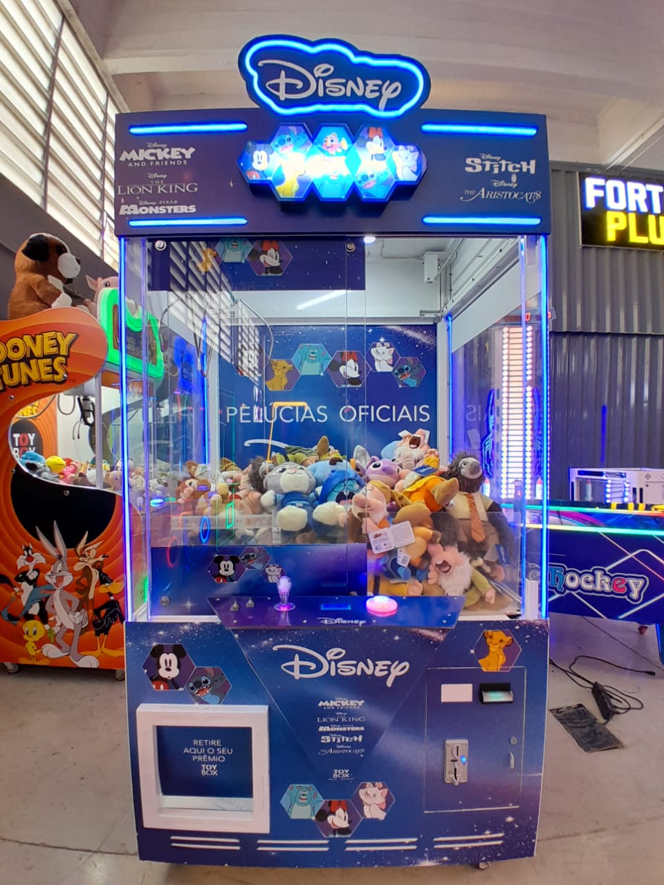 Máquina de entretenimento Real Machines com pelúcias oficiais licenciadas Disney instalada em shopping center