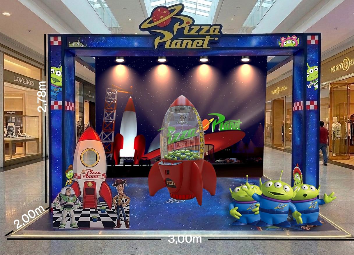 Totem temático Pizza Planet com cenografia Toy Story e a máquina Space Crane em shopping